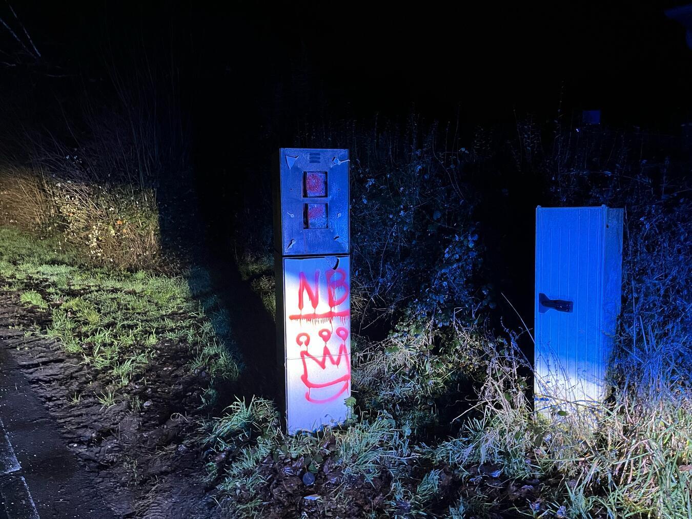 „Blitzer“ in Hasselt zerstört Die zerstörte Anlage an der B57 in Hasselt. Foto: Polizei