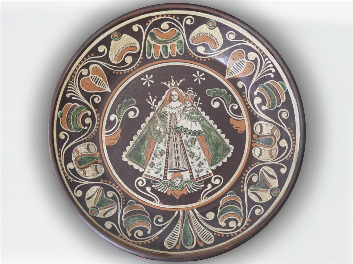 Die Zierschüssel aus Keramik der Kevelaerer Künstlerin Grethe Vorfeld-Holtmann Foto: NMK