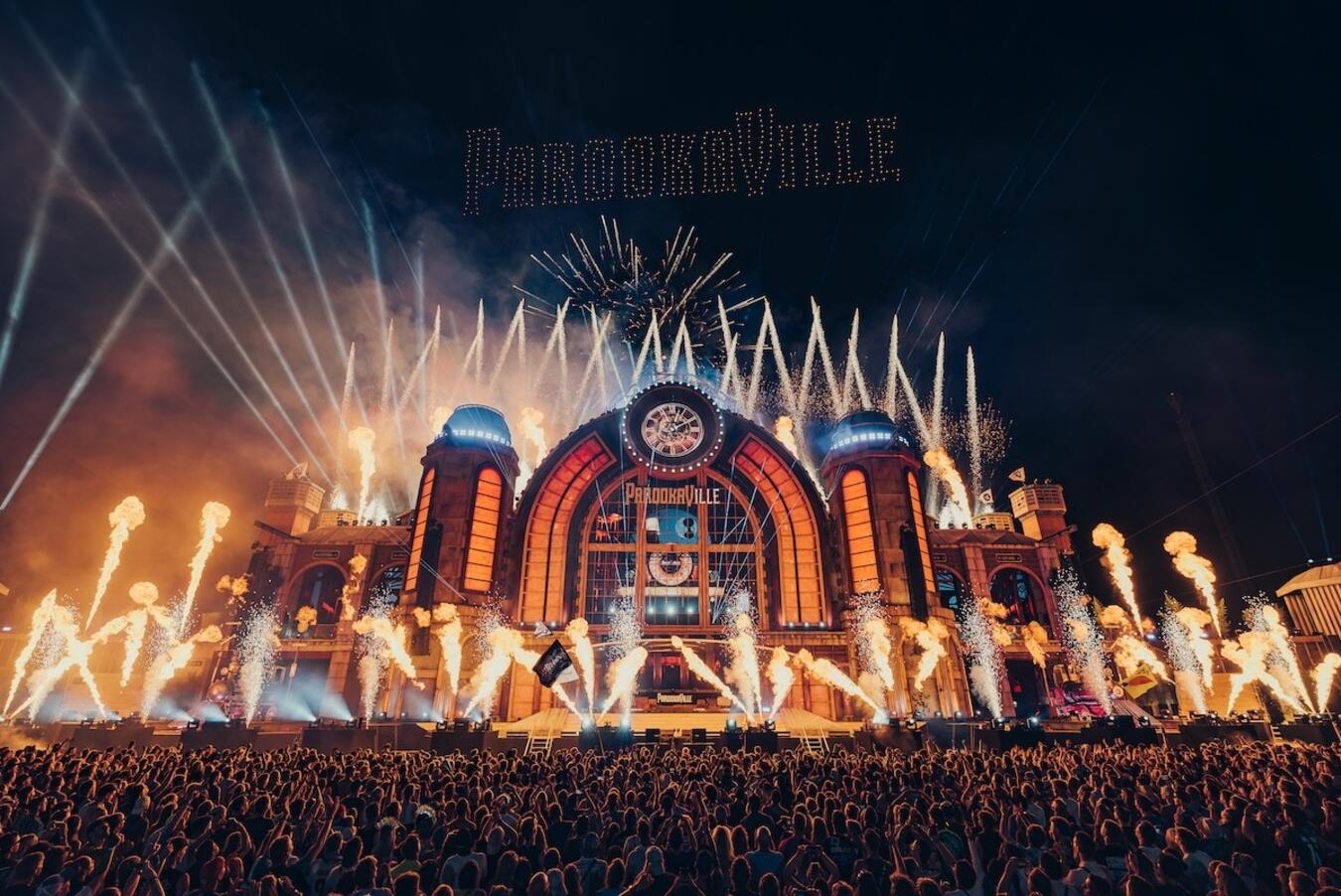 Neue Bühnen, Shows und Momente in der City of Dreams "Parookaville 2025 Closing-Show auf der Mainstage, emotionaler Höhepunkt der Jubiläumsfeier, Foto von Robin Böttcher"