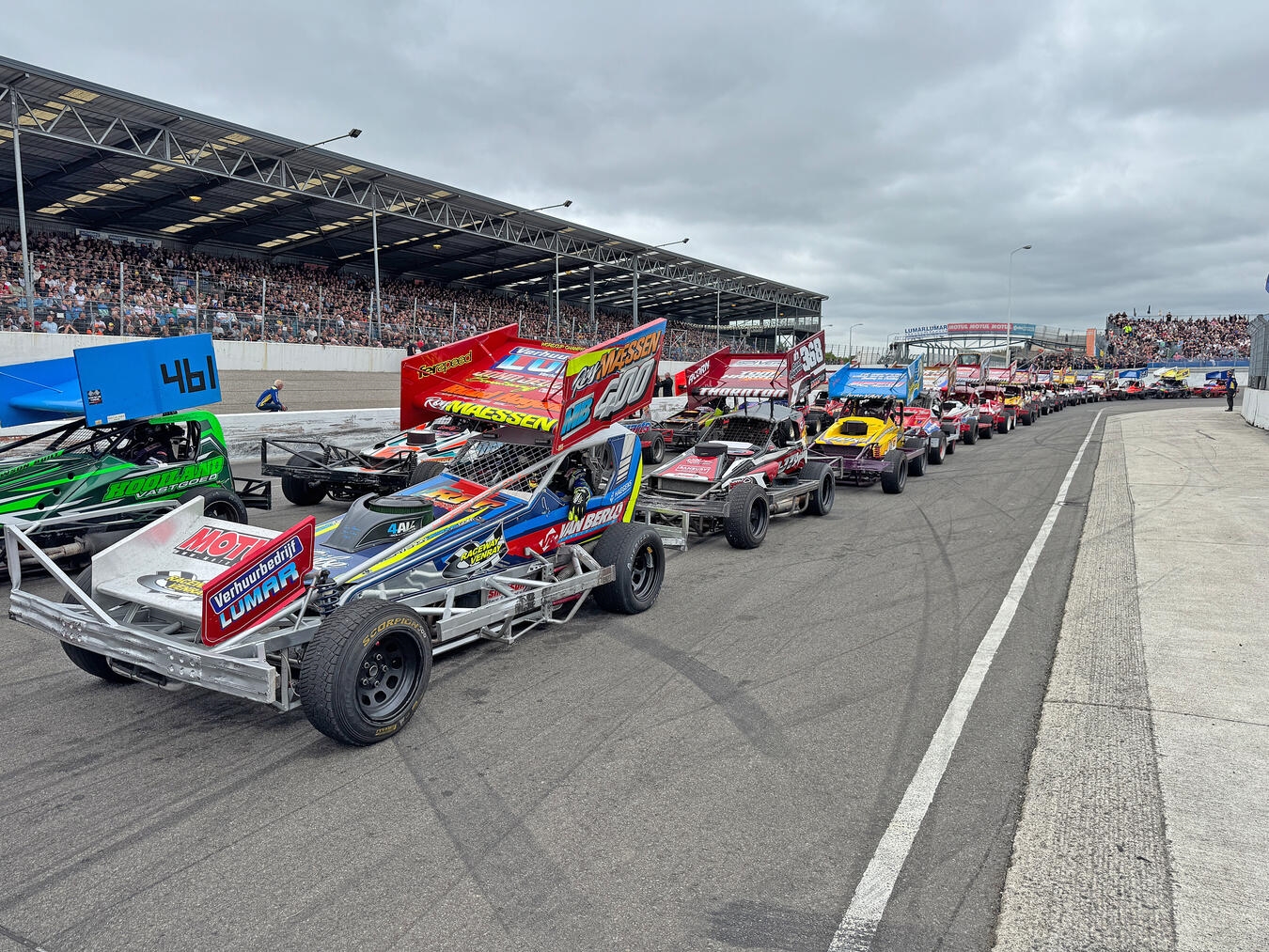"Zuschauer beim Stockcar-Rennen auf Raceway Venray, aufregendes Motorsport-Event, Foto von Marcel Bol"