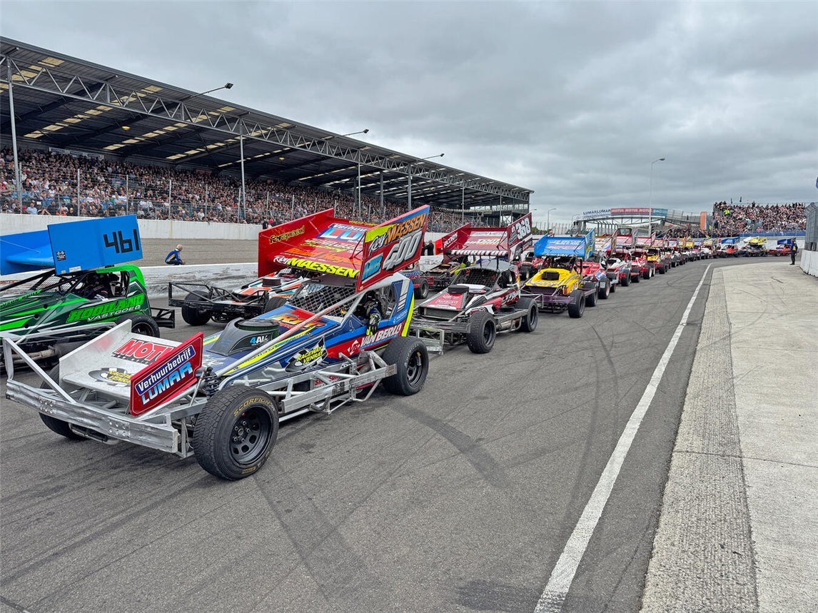 "Zuschauer beim Stockcar-Rennen auf Raceway Venray, aufregendes Motorsport-Event, Foto von Marcel Bol"