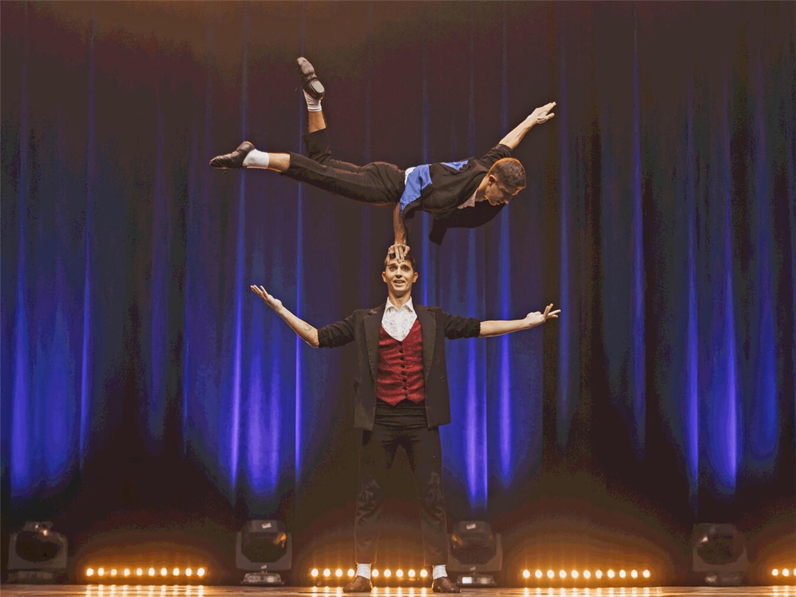 Die Zwillinge Andrei und Mykola, zeigen bei der Show „Live on Stage“, wie sie die Schwerkraft besiegen.Fotos: GOP-Theater