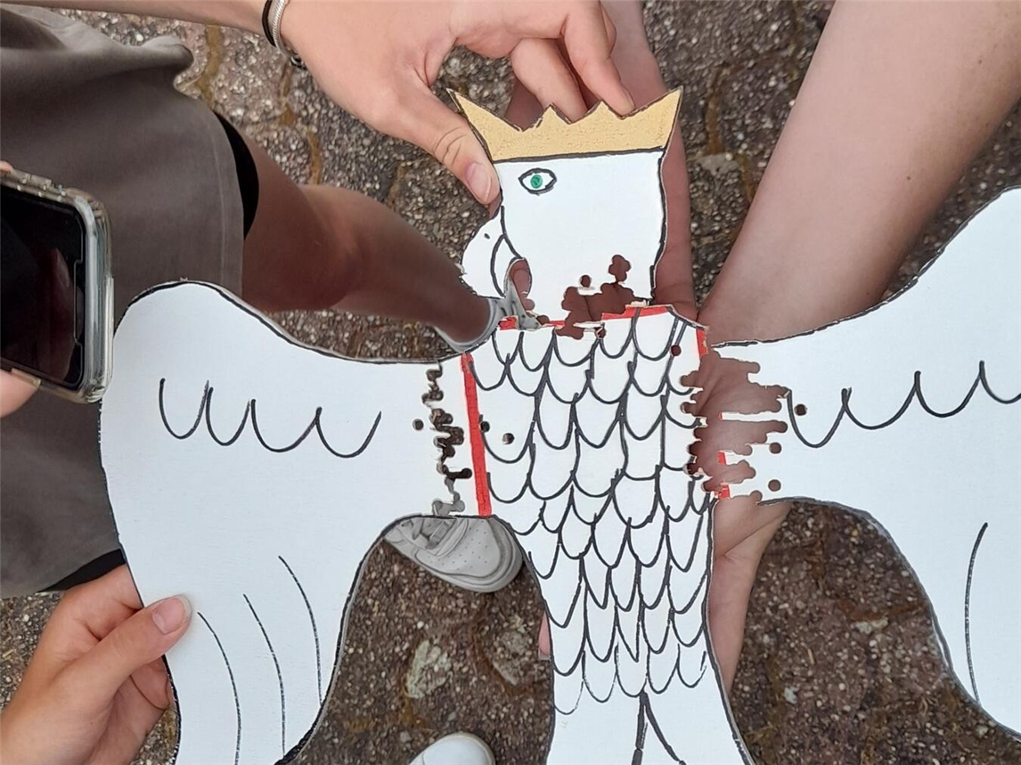 "Jugendliche beim Luftgewehr-Vogelschießen am Hochstand, um neuen Kinderkönig zu ermitteln, St. Georg Schützenbruderschaft"