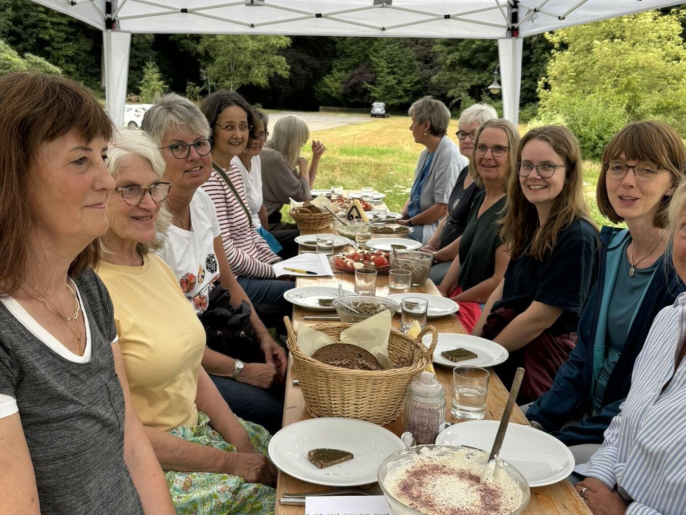 Die zwölf Frauen freuen sich auf ihr Buffet aus Wildkräutern, welches sie selbst gemeinsam erstellt haben.Fotos: VHS