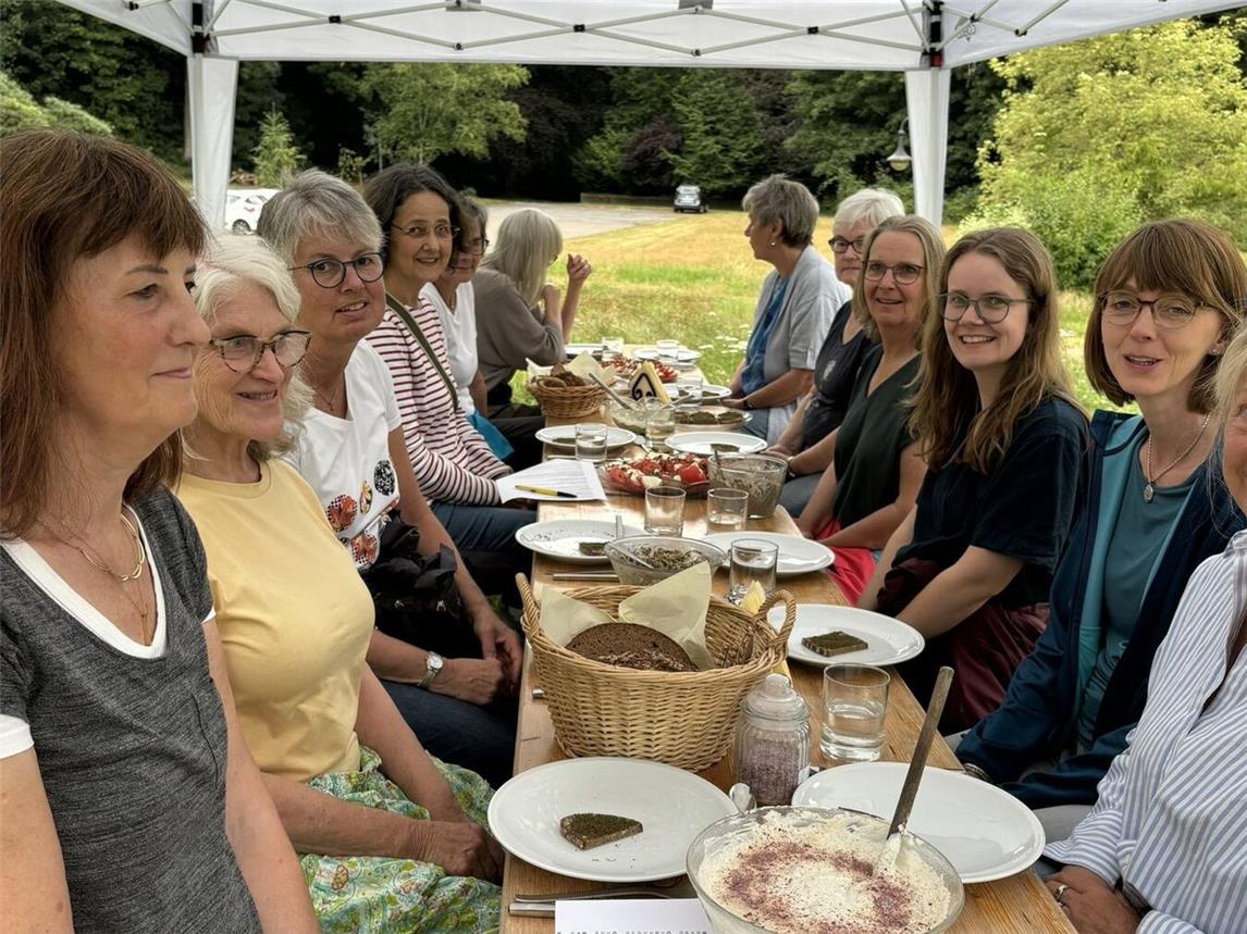Die zwölf Frauen freuen sich auf ihr Buffet aus Wildkräutern, welches sie selbst gemeinsam erstellt haben.Fotos: VHS