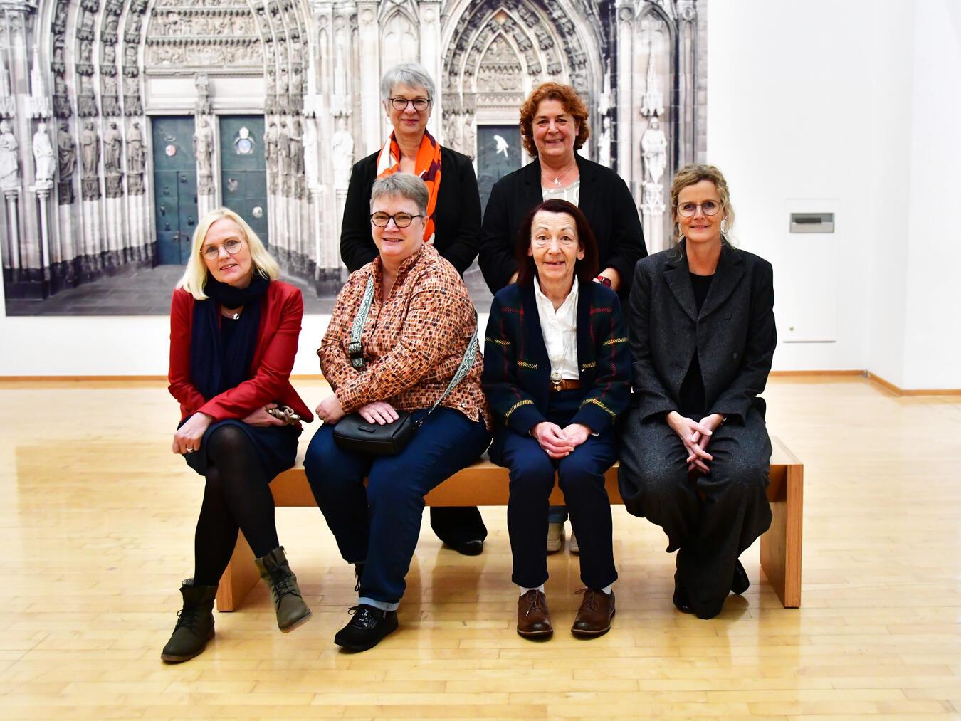 Caritas ehrt langjährige Mitarbeiterinnen Dienstjubilarinnen der Caritas: Für Ellen Lukas und Martina Boskamp (obere Reihe, von links) sowie Gabriele Arns, Gabriele Walter, Ute Rogalla-Schulz und Elke Kotthoff (untere Reihe, von links) gab es eine Feierstunde im Museum Kurhaus Kleve. Foto: Caritas