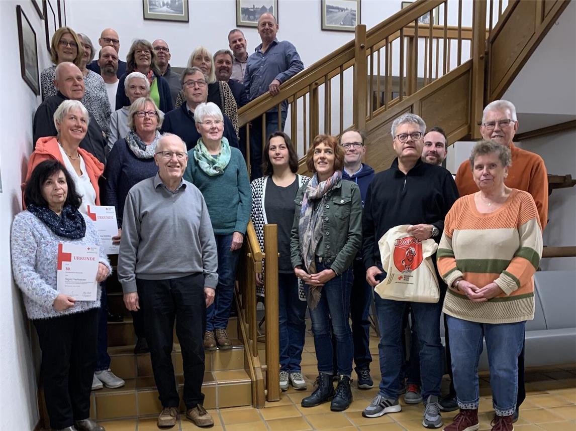 Diese 28 Blutspender retteten insgesamt 1.600 Menschenleben. Foto: Gemeinde Issum