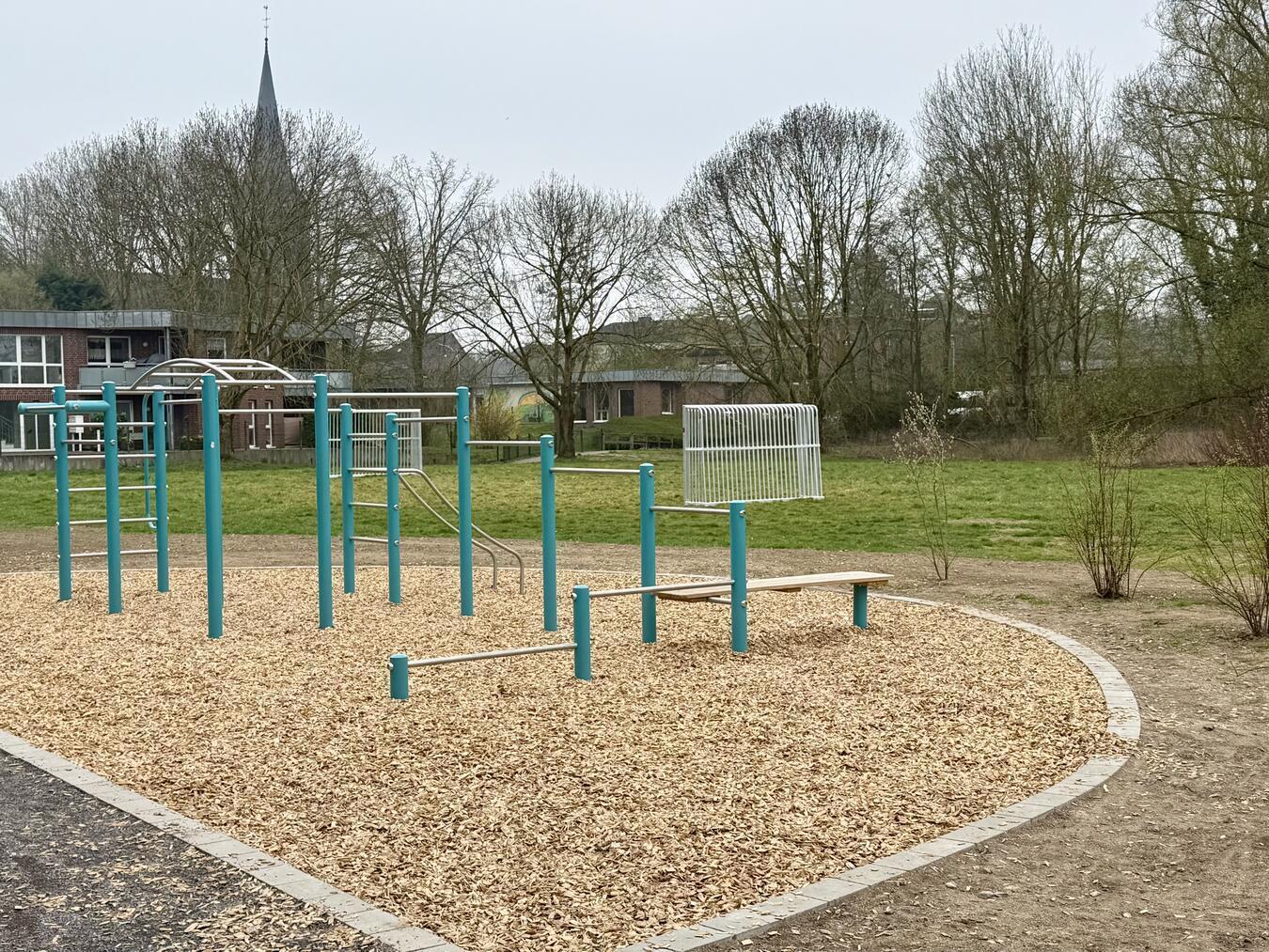Alpen: Ein Spielplatz für alle Generationen am Marienstift Diese Anlage kann von Jung und Alt zum Sporttreiben genutzt werden. Dahinter sind die beiden Fußballtore zu sehen. NN-Foto: SP