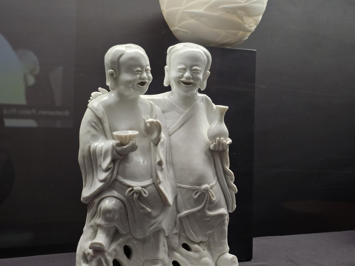 Diese beiden glückseligen Kameraden sind nur ein Beispiel für die Schätze, die das Keramikmuseum Princessehof beherbergt. Viele der Ausstellungsstücke wurden vor hunderten oder tausend Jahren geschaffen – einige sind sogar noch älter.