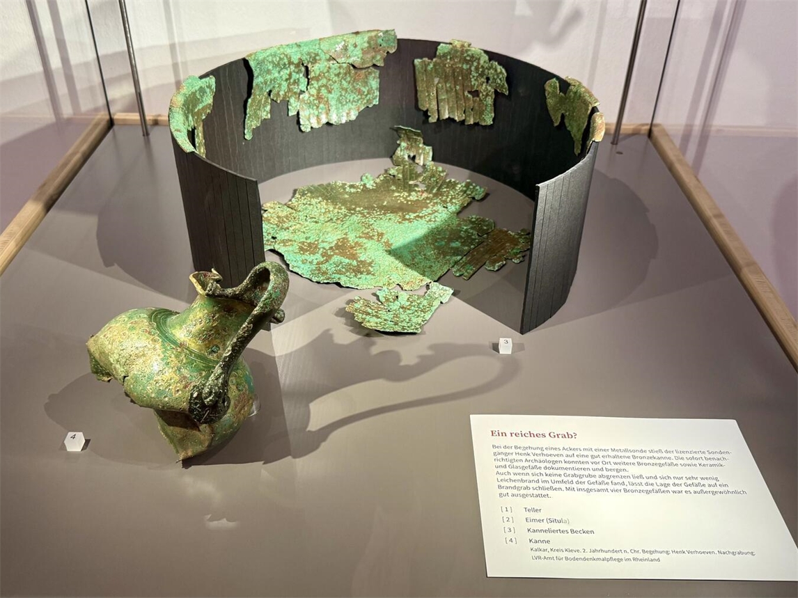 Diese Bronzekanne und Fragmente eines kannelierten Beckens wurden in Kalkar gefunden und lassen auf ein reiches Grab schließen. NN-Foto: SP