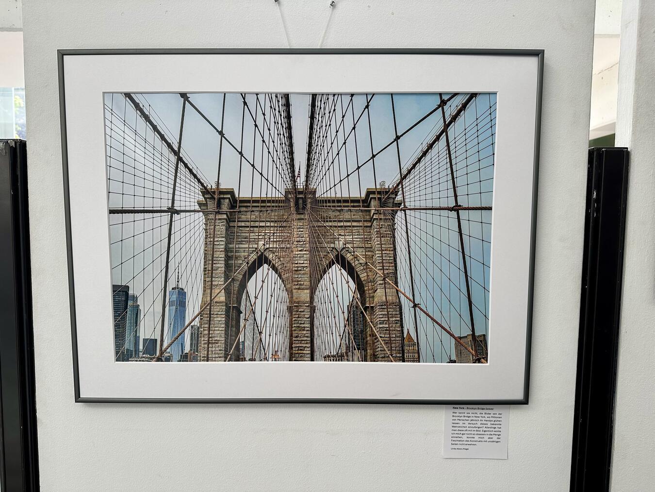 Aus dem Kopf in die Kamera und auf die Leinwand Diese Fotografie zeigt die New Yorker Brooklyn Bridge.