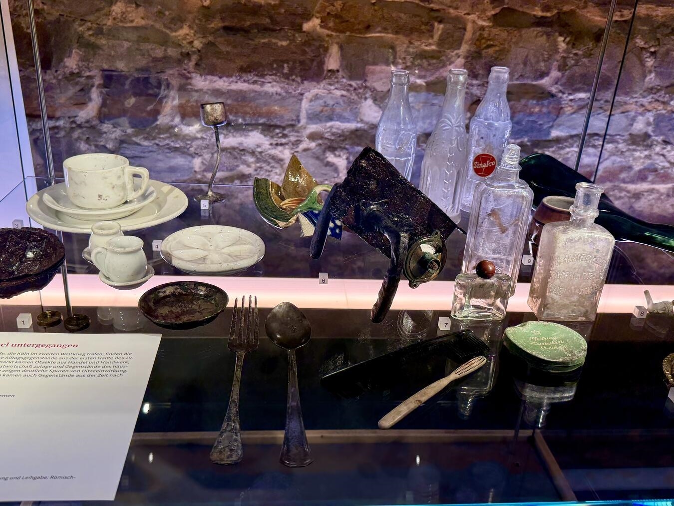 Diese Funde stammen aus einer ehemaligen Gastwirtschaft. Sie wurden unterhalb des Kölner Heumarktes gefunden. NN-Foto: SP