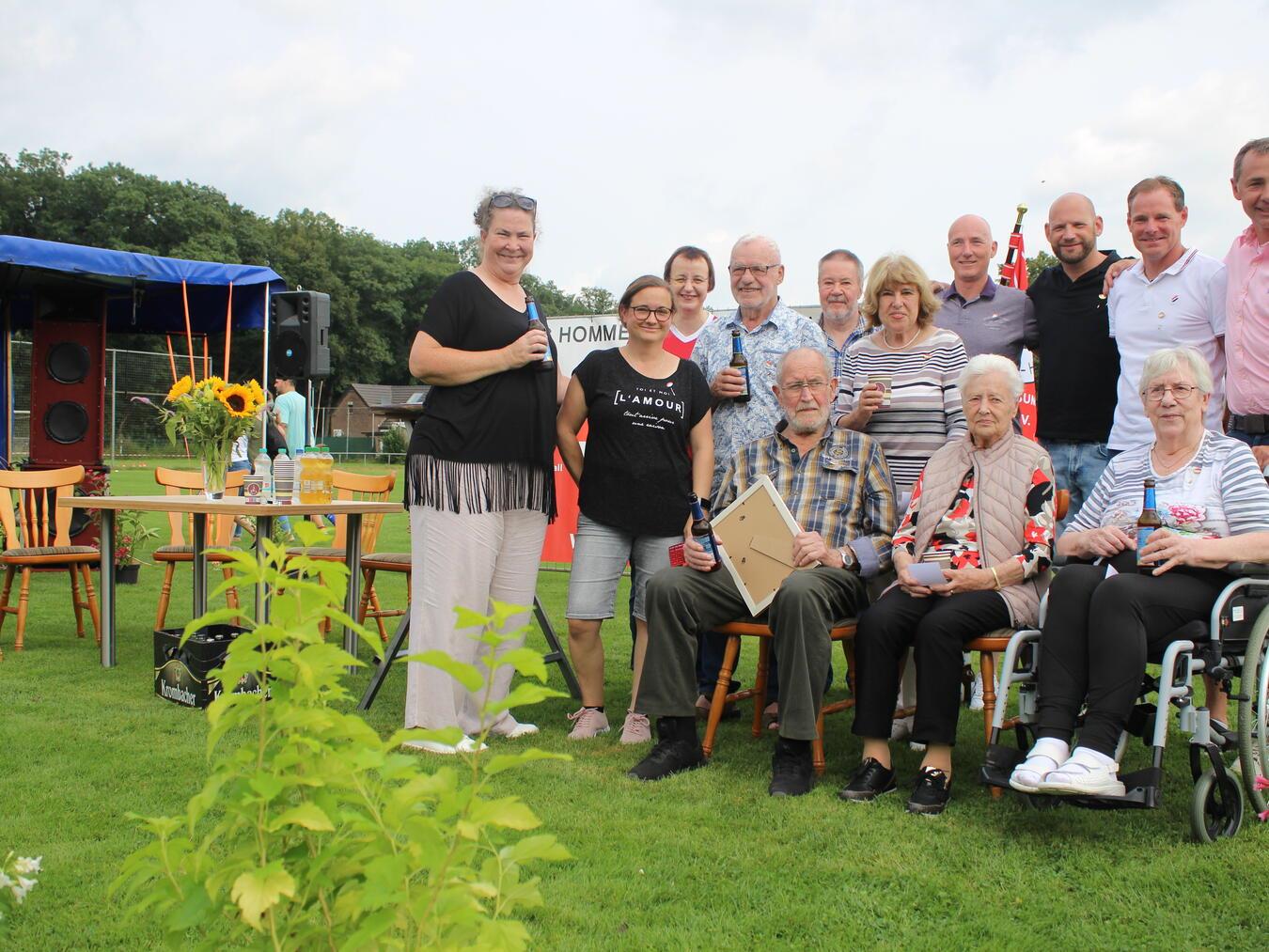Die DJK SG Hommersum-Hassum feierte ihr traditionelles Sommerfest auf dem Sportplatz in Hassum Diese langjährigen Vereinsmitglieder konnten ihre Auszeichnung persönlich entgegennehmen (v. l.): Ingrid Kersten (Zweite Vorsitzende), Barbara Michels, Anna Schönell, Willi Bodden, Franz Peters, Theo Kersten, Veronika Peters, Jens Tüß, Hanni Peters, Bernd Evers, Michael Verbeek, Gerda Nent und Andre Giesen (erster Vorsitzender). Foto: DJK SG Ho/Ha