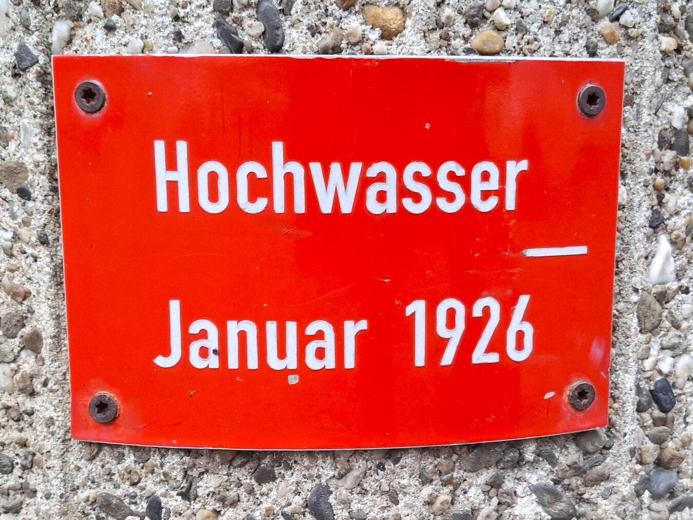 Diese Marke erinnert an das Jahrhunderthochwasser von 1926 in Rees. Foto: Ressa
