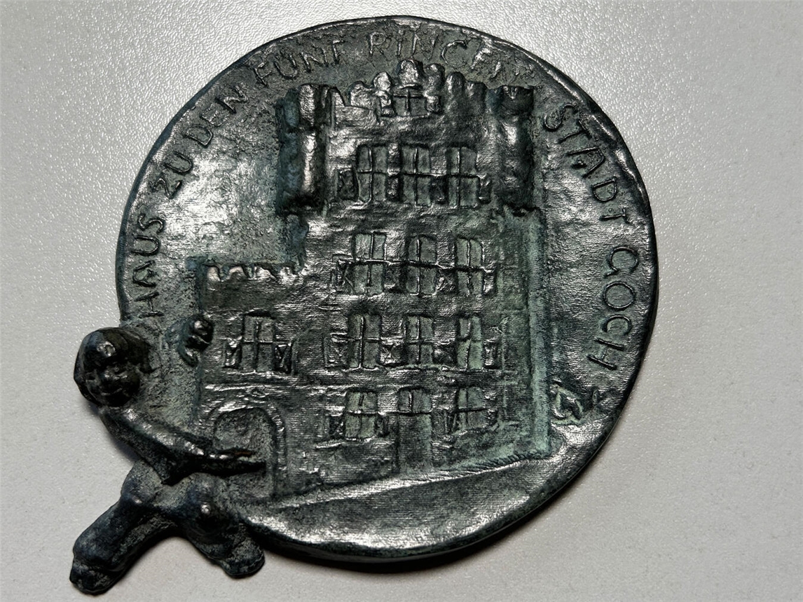 Diese Medaille erhalten die Träger des Ehrenpreises der Gocher Bürgerschaft. Foto: Torsten Matenaers