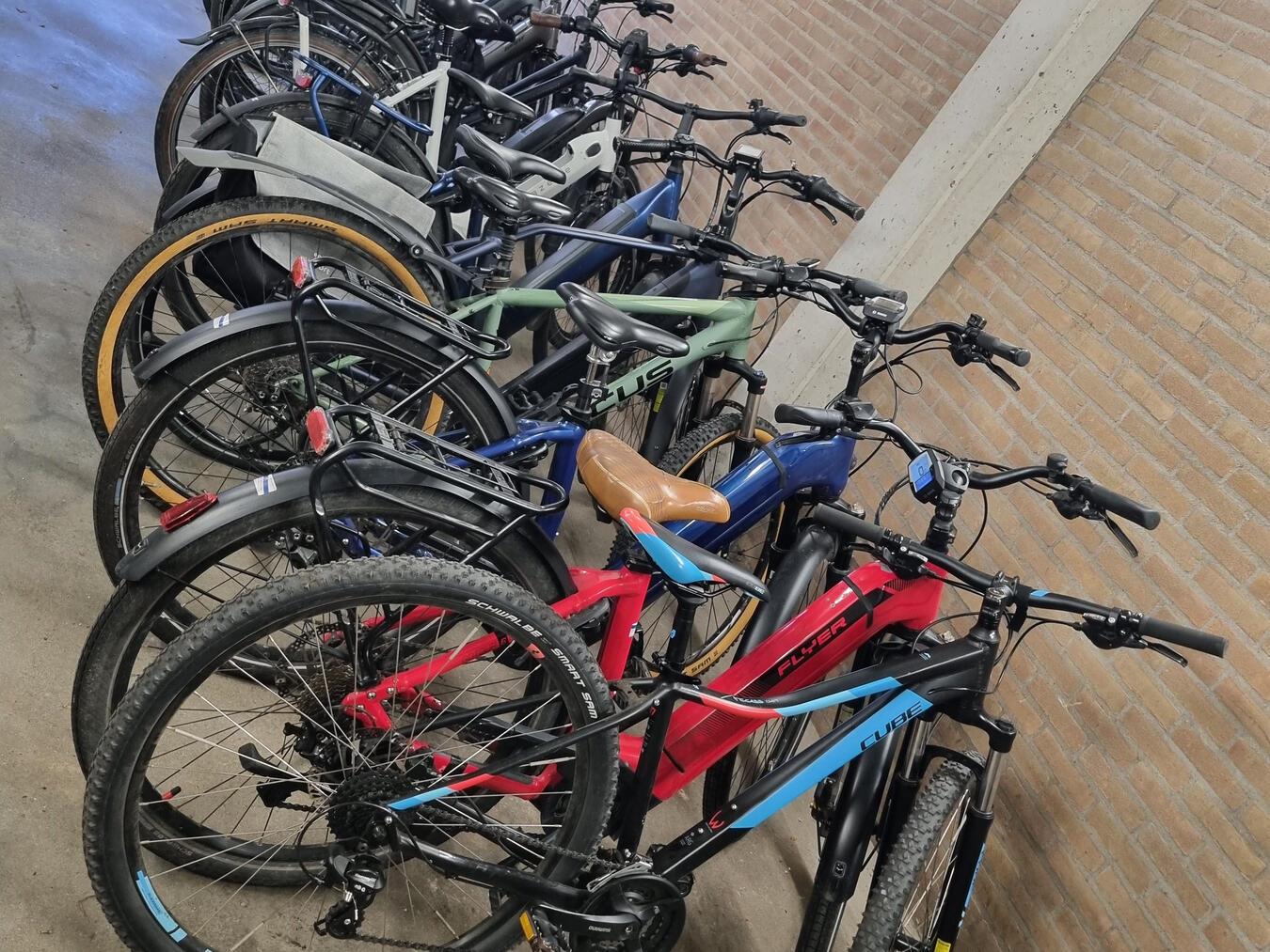 Diese Pedelecs und Fahrräder wurden aufgefunden.Foto: Polizei