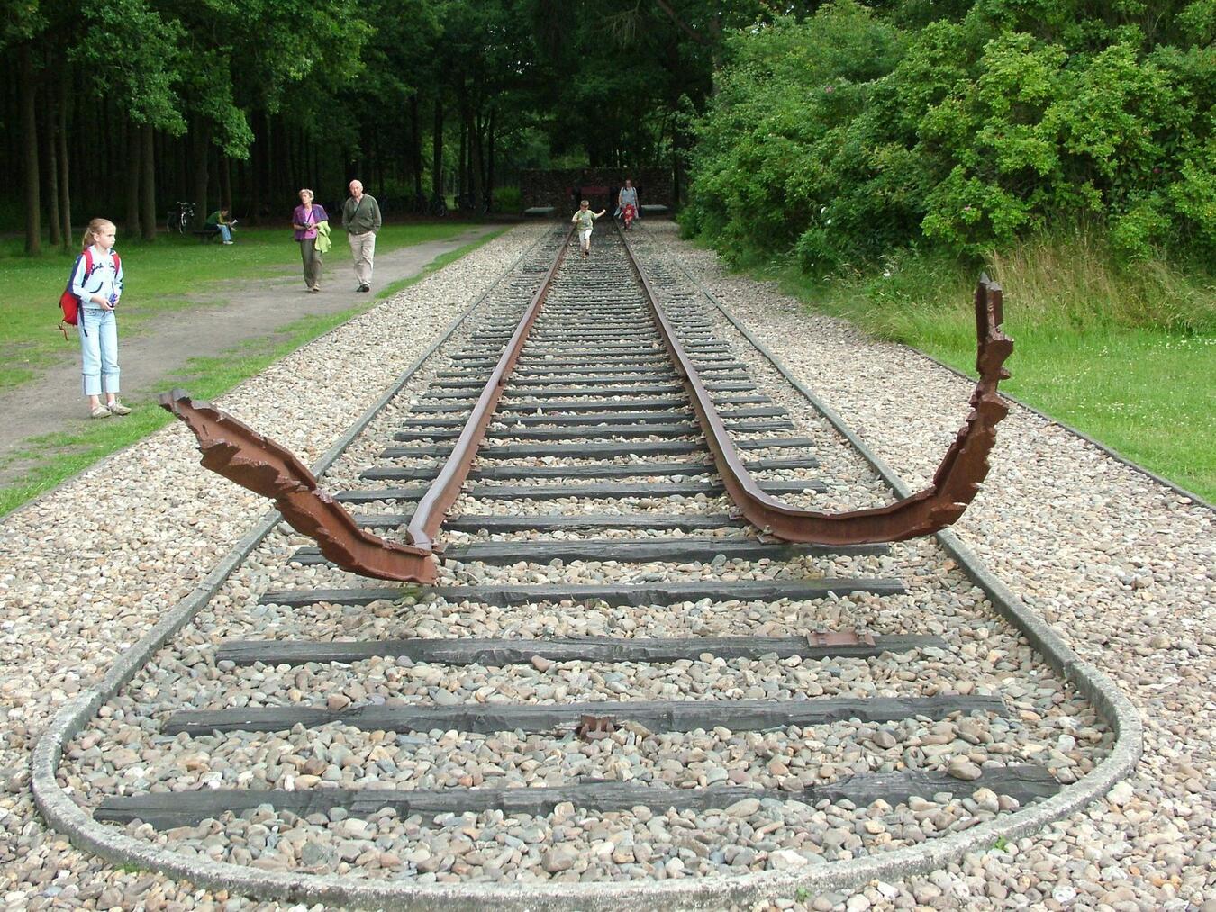 Diese Schienen im Kamp Westerbork führten in die Deportation.Foto: Ziko van Dijk