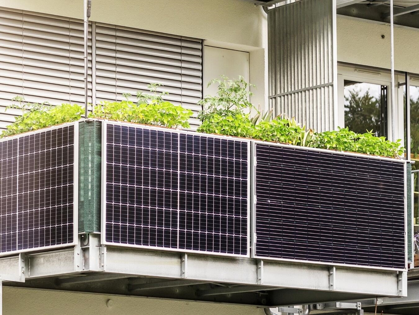 Dieser Balkon ist schon mit Balkonkraftwerken ausgestattet. Foto: CanvaStock