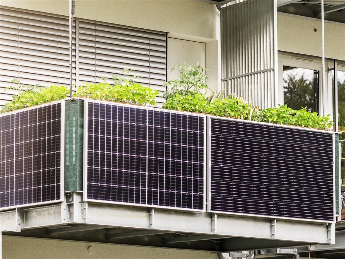 Dieser Balkon ist schon mit Balkonkraftwerken ausgestattet. Foto: CanvaStock