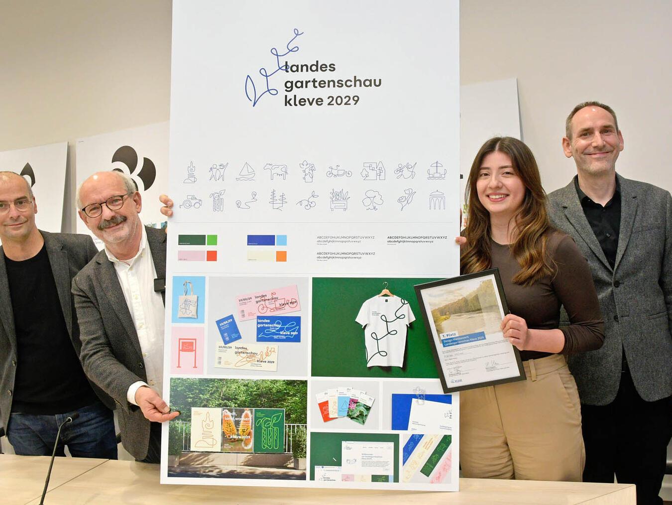 Dieser Entwurf soll’s werden (v.l.): Professor Nicolas Markwald, Bürgermeister Wolfgang Gebing, Mariam Hachem und Professor Christoph Zielke. NN-Foto: Rüdiger Dehnen