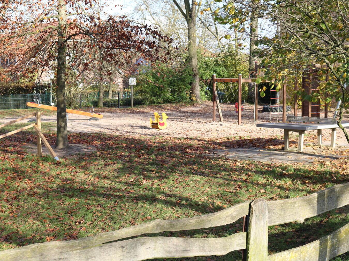 Dieser großzügige Spielplatz an der Schule in Kessel steht den Kindern zur Verfügung.