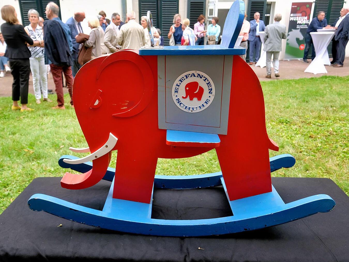 Dieser Schaukelelefant wurde dem Haus der Geschichte überreicht. NN-Fotos: Rüdiger Dehnen