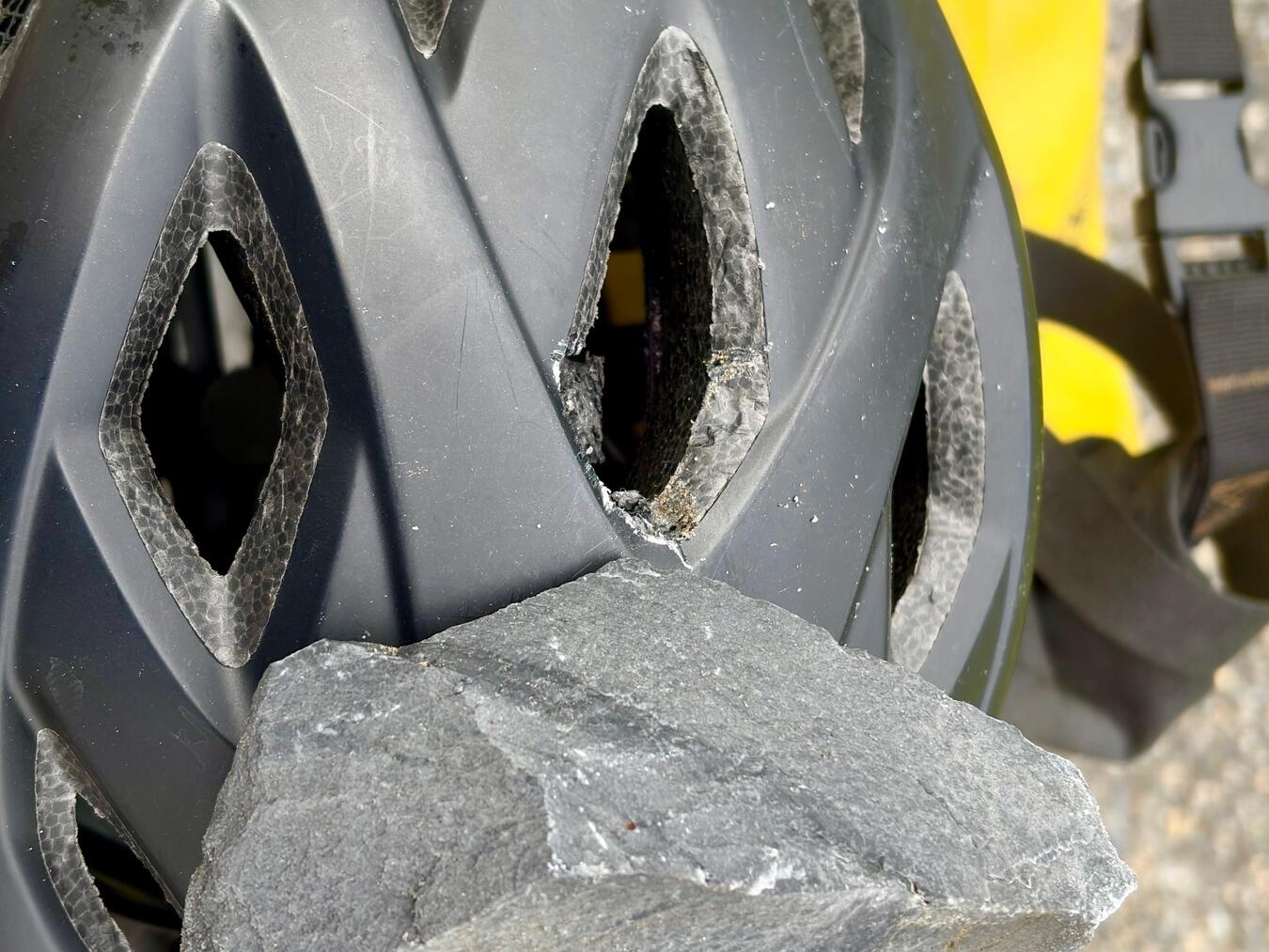 Dieser Stein traf Thomas Hommens Fahrradhelm. Foto: Hommen