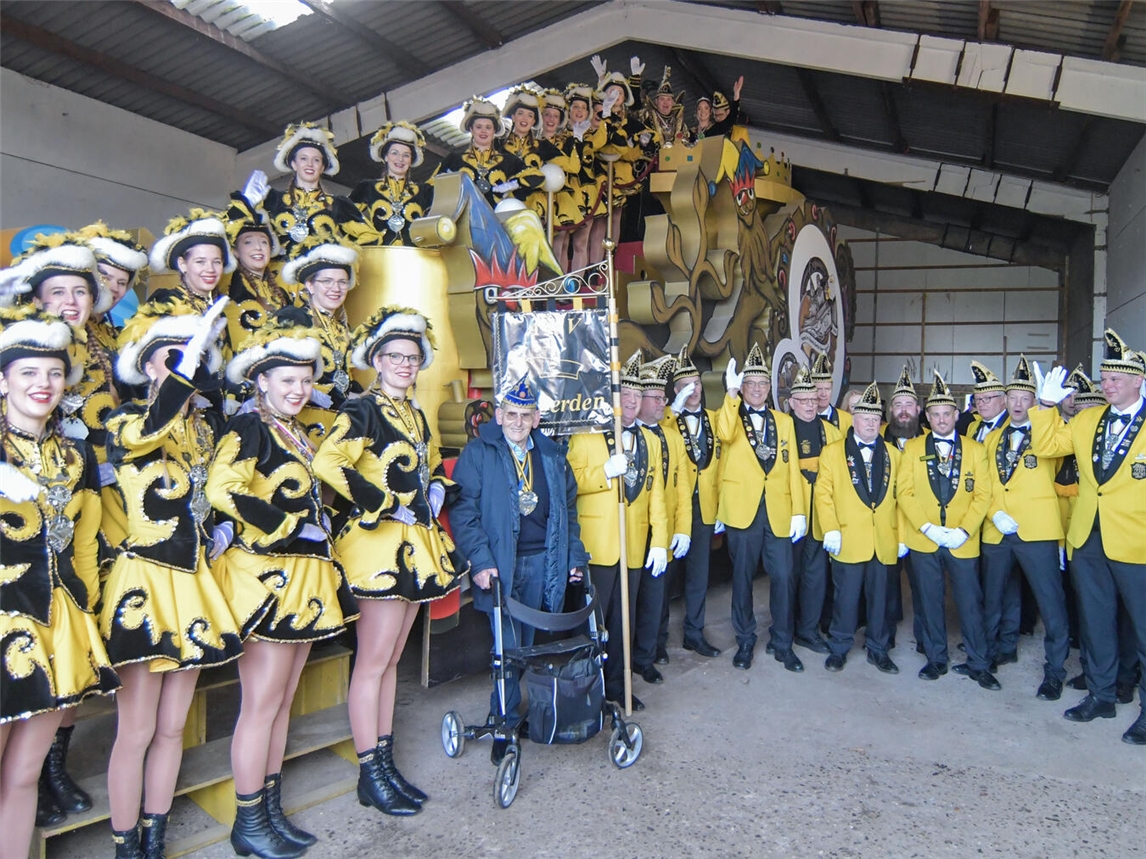 Dieser traditionelle Termin darf vor Rosenmontag nicht fehlen: die „Schockelprobe“des RZK-Prinzenwagens – hoch oben das Gocher Prinzenpaar vom AKV Vallis Comitis. NN-Foto: Gerhard Seybert