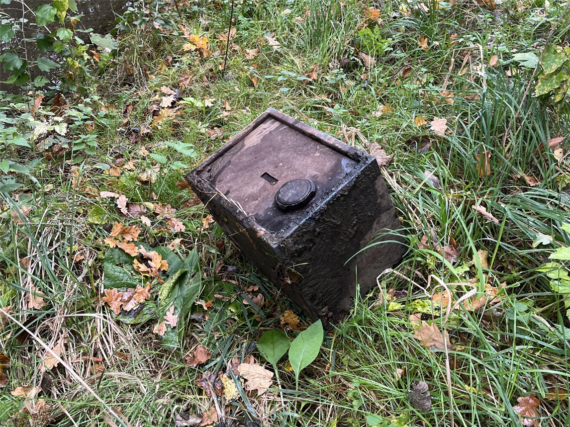 Dieser Tresor wurde in Höhe der Fußgängerbrücke an der „Ley“ gefunden. Foto: Polizei