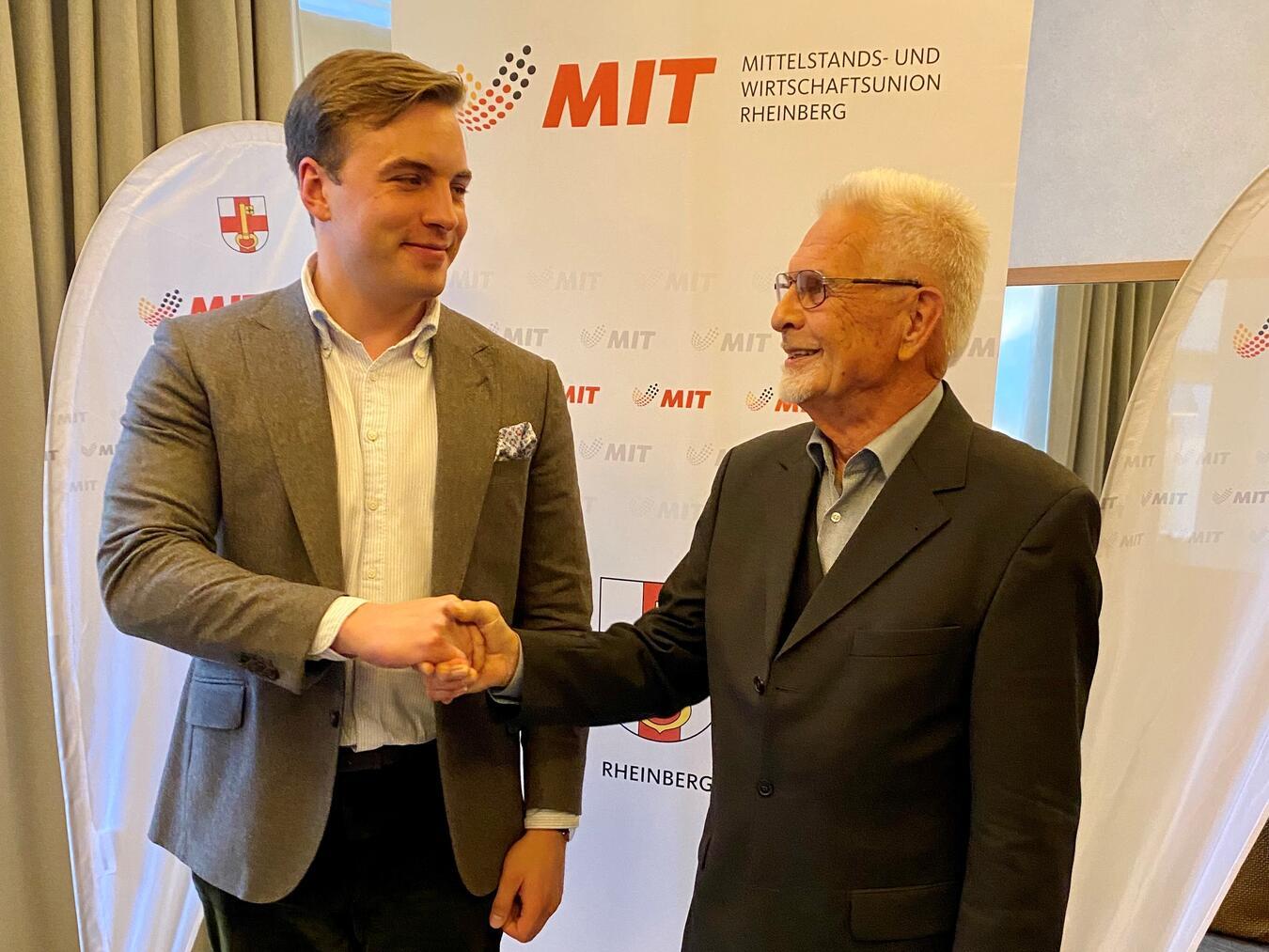 Generationswechsel
bei der MIT in Rheinberg Dieter Gackowski (r.) über gibt den Vorsitz an Maximilian Friedmann und damit in jüngere Hände. Foto: MIT