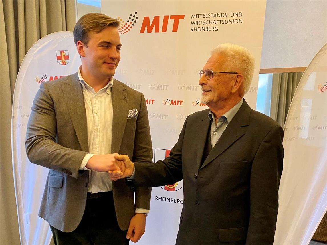 Dieter Gackowski (r.) über gibt den Vorsitz an Maximilian Friedmann und damit in jüngere Hände. Foto: MIT