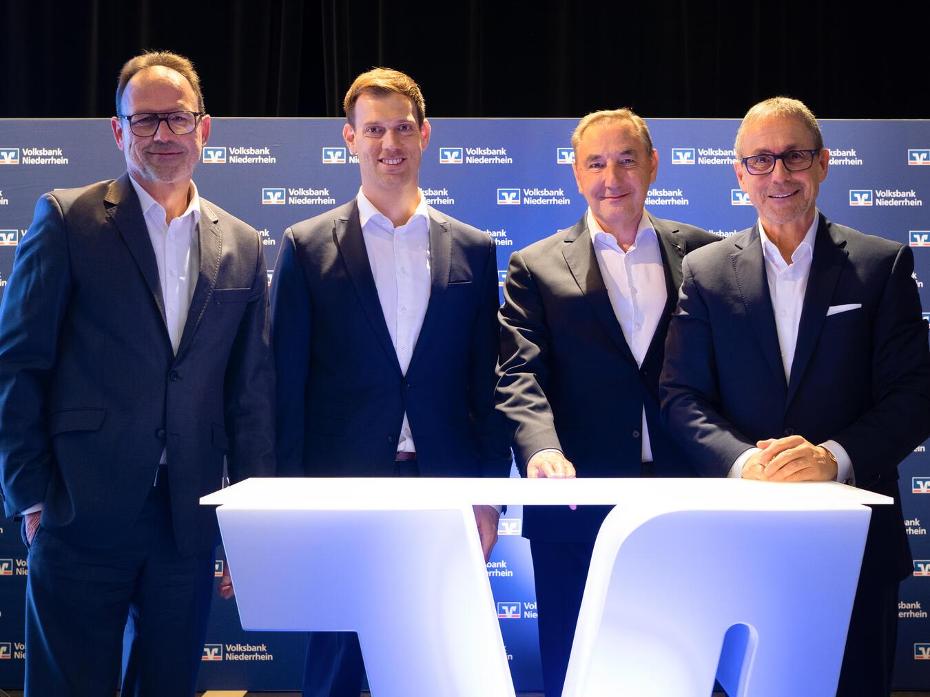 Dieter Hackstein (Vorstand), Jan Hußmann (Vorstand), Dr. Josef Weitz (Aufsichtsratsvorsitzender) und Guido Lohmann (Vorstandsvorsitzender; v.l.) bilden den Vorstand der Volksbank Niederrhein. Foto: Volksbank