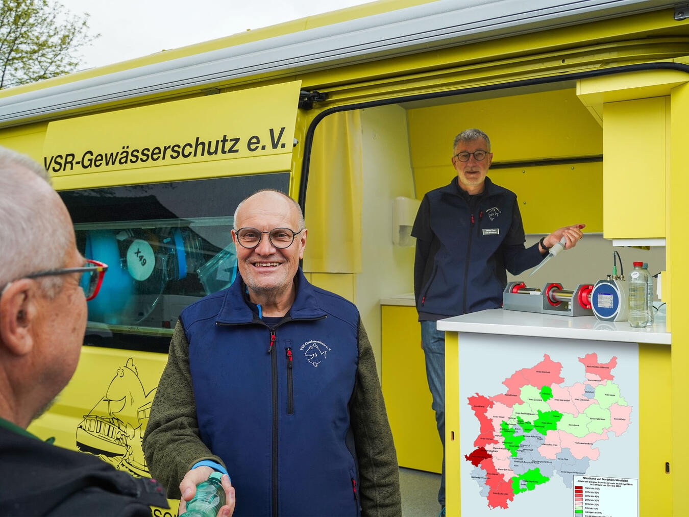 "Dieter Knetsch und Heinz-Theo van Wickeren analysieren Brunnenwasserprobe mit Besitzer, Wasserqualitätstest"