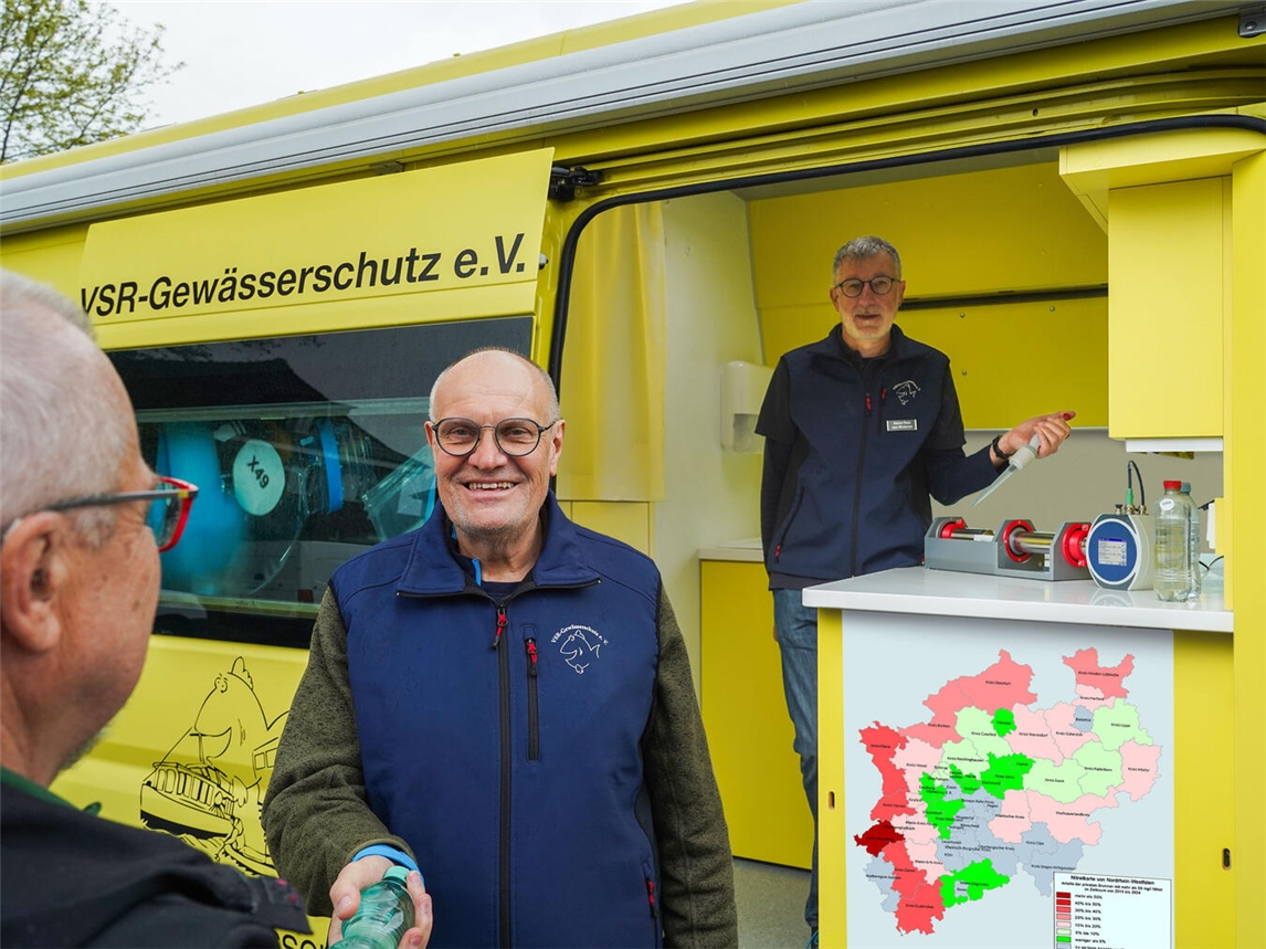 "Dieter Knetsch und Heinz-Theo van Wickeren analysieren Brunnenwasserprobe mit Besitzer, Wasserqualitätstest"