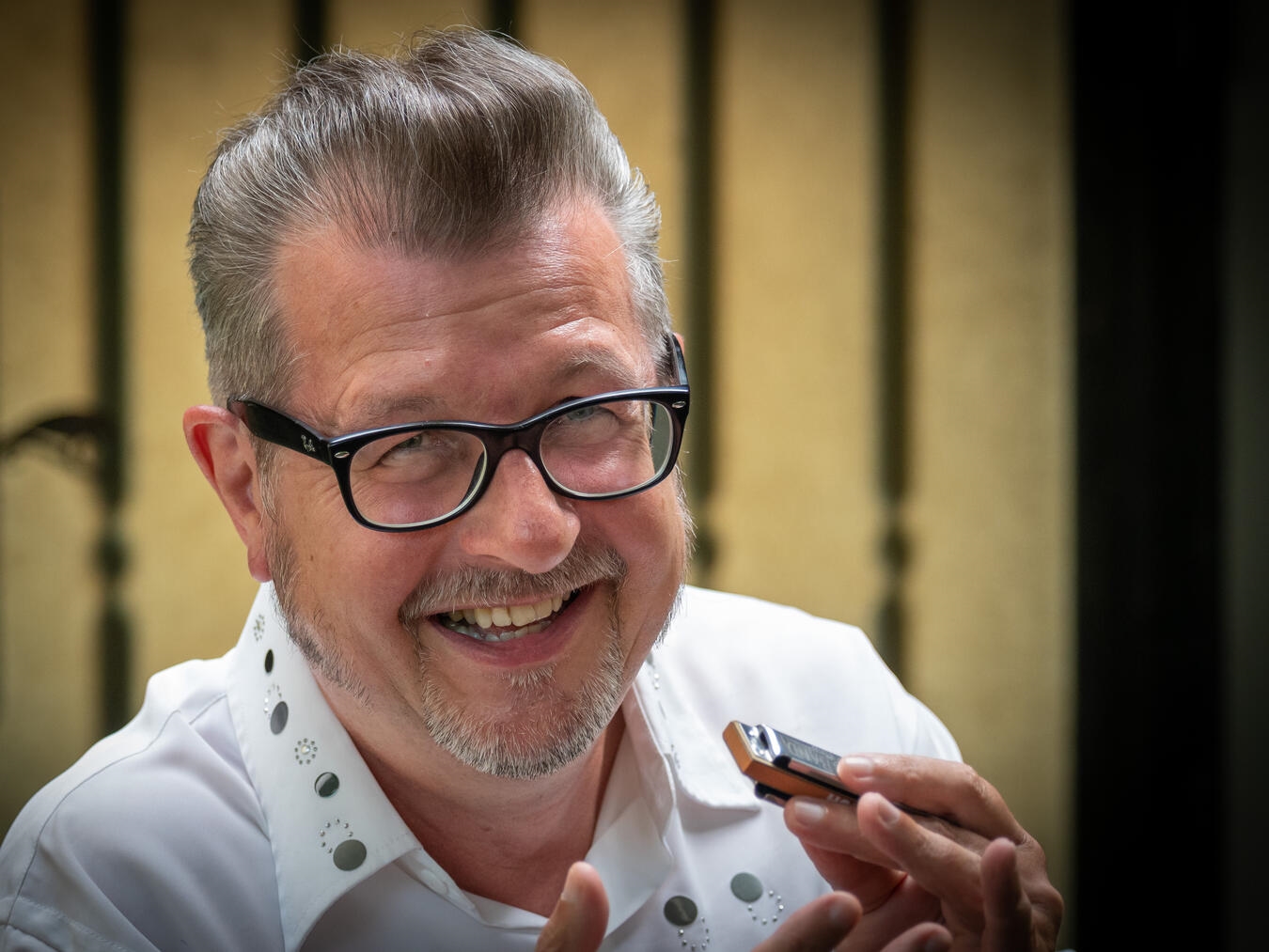 "Dieter Kropp leitet Blues Harp Workshop, harmonica playing."