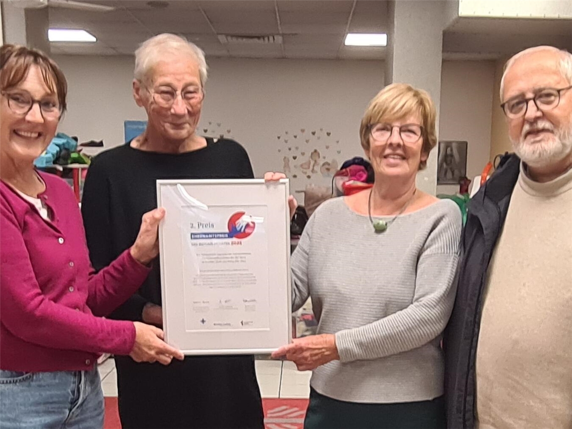 Dieter Paeßens, Geschäftsführer des SkF Kleve, freut sich mit den Ehrenamtlichen des Flic-Flac Inge Langner, Barbara Reschberger-Mielke und Elisabeth Michels (v.r.) über den Gewinn des Ehrenamtspreises. Foto: SkF