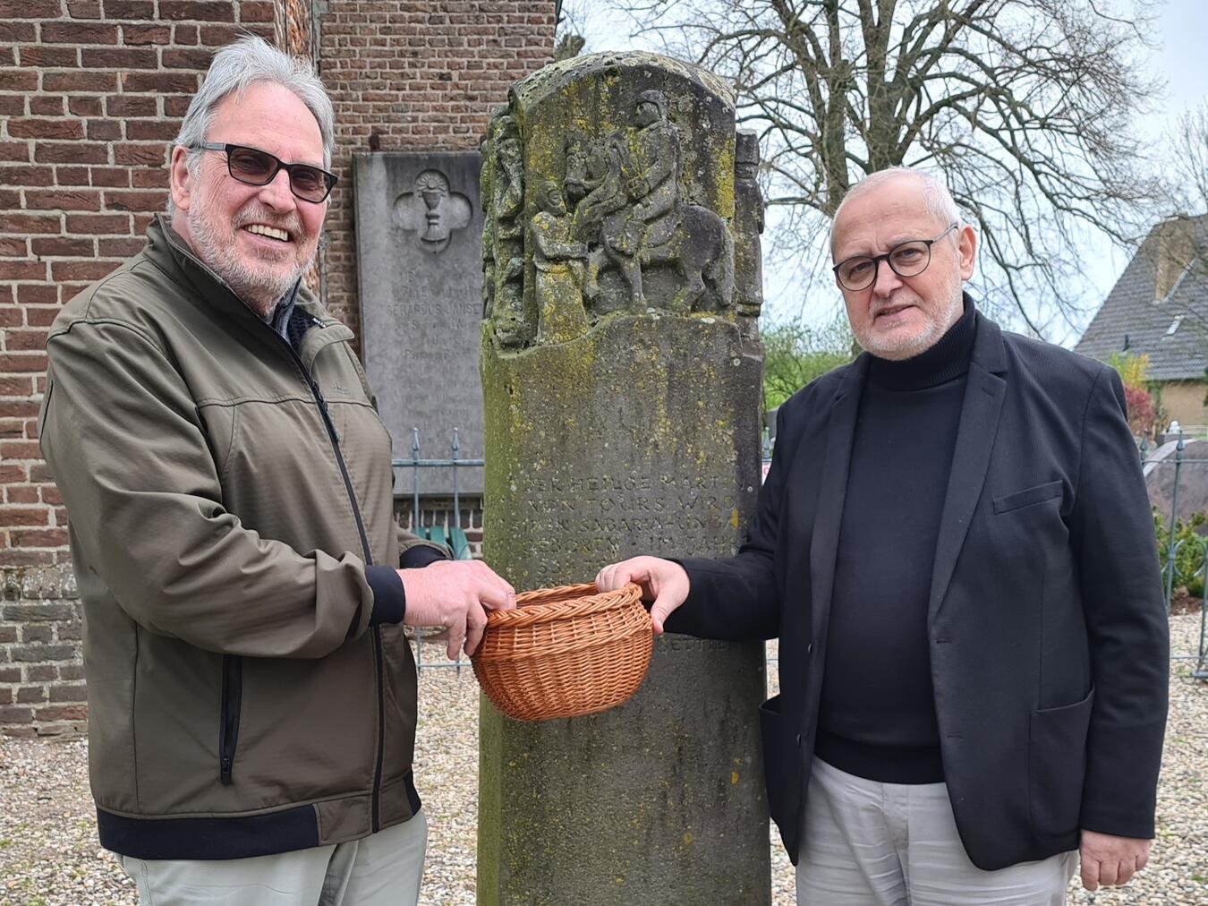 "Dieter Paeßens überreicht Benefizerlös an Siegbert Garisch, Musica Sacra Düffelt, UBU Unterstützung, Foto privat"