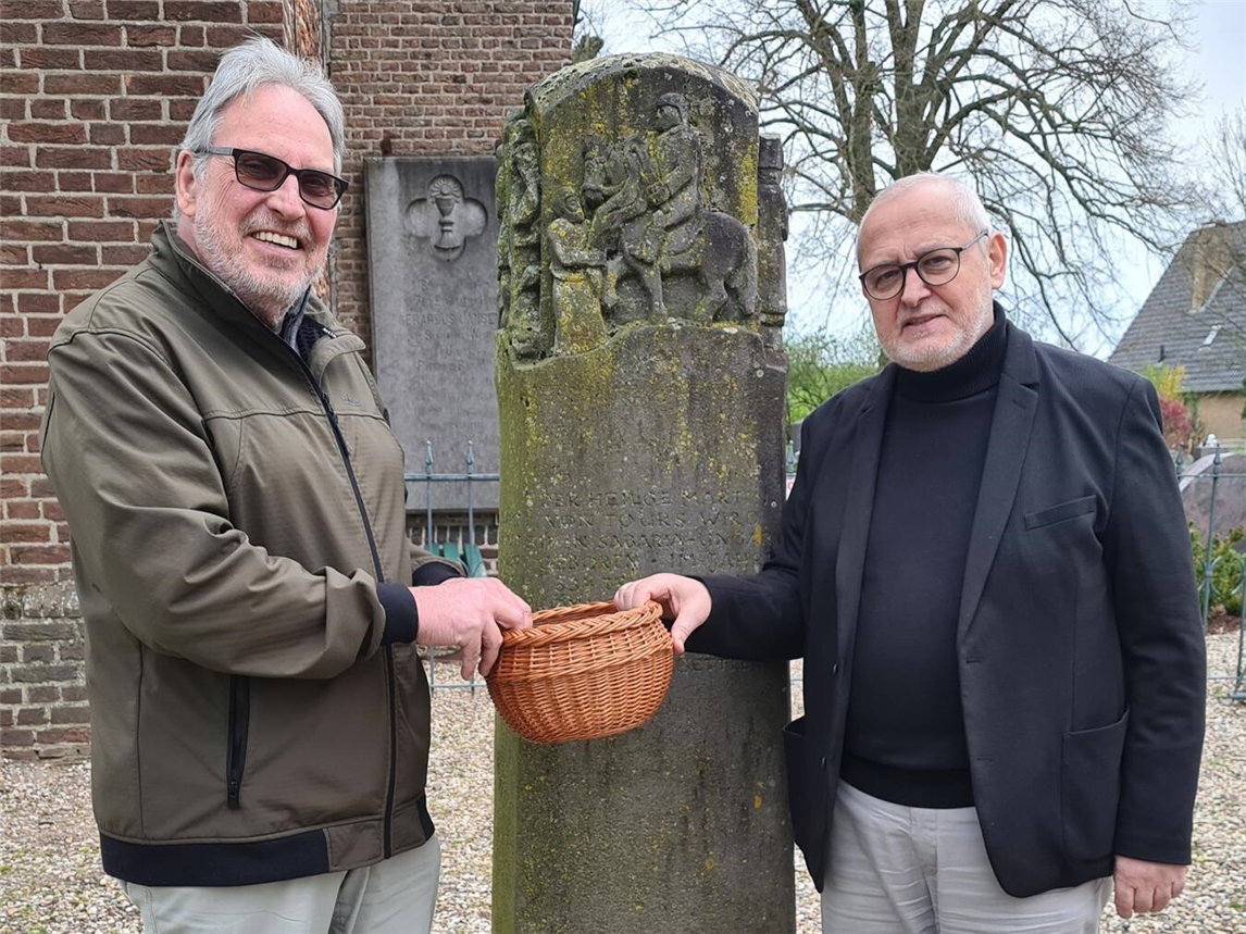 "Dieter Paeßens überreicht Benefizerlös an Siegbert Garisch, Musica Sacra Düffelt, UBU Unterstützung, Foto privat"