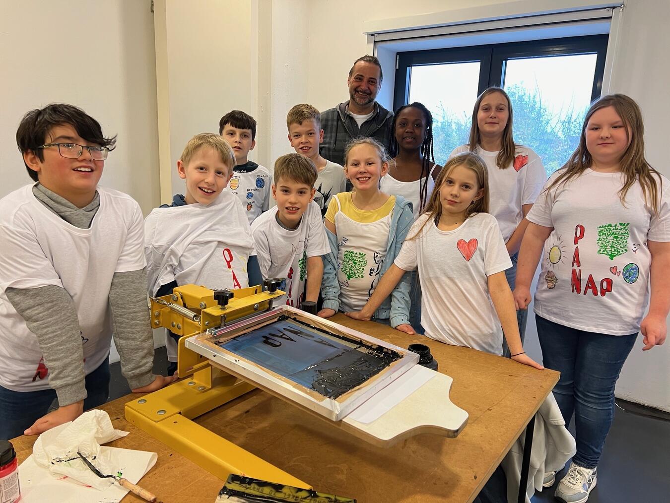 Dieter Sickelmann mit den jungen Teilnehmern des Siebdruck-Workshops. Foto: privat