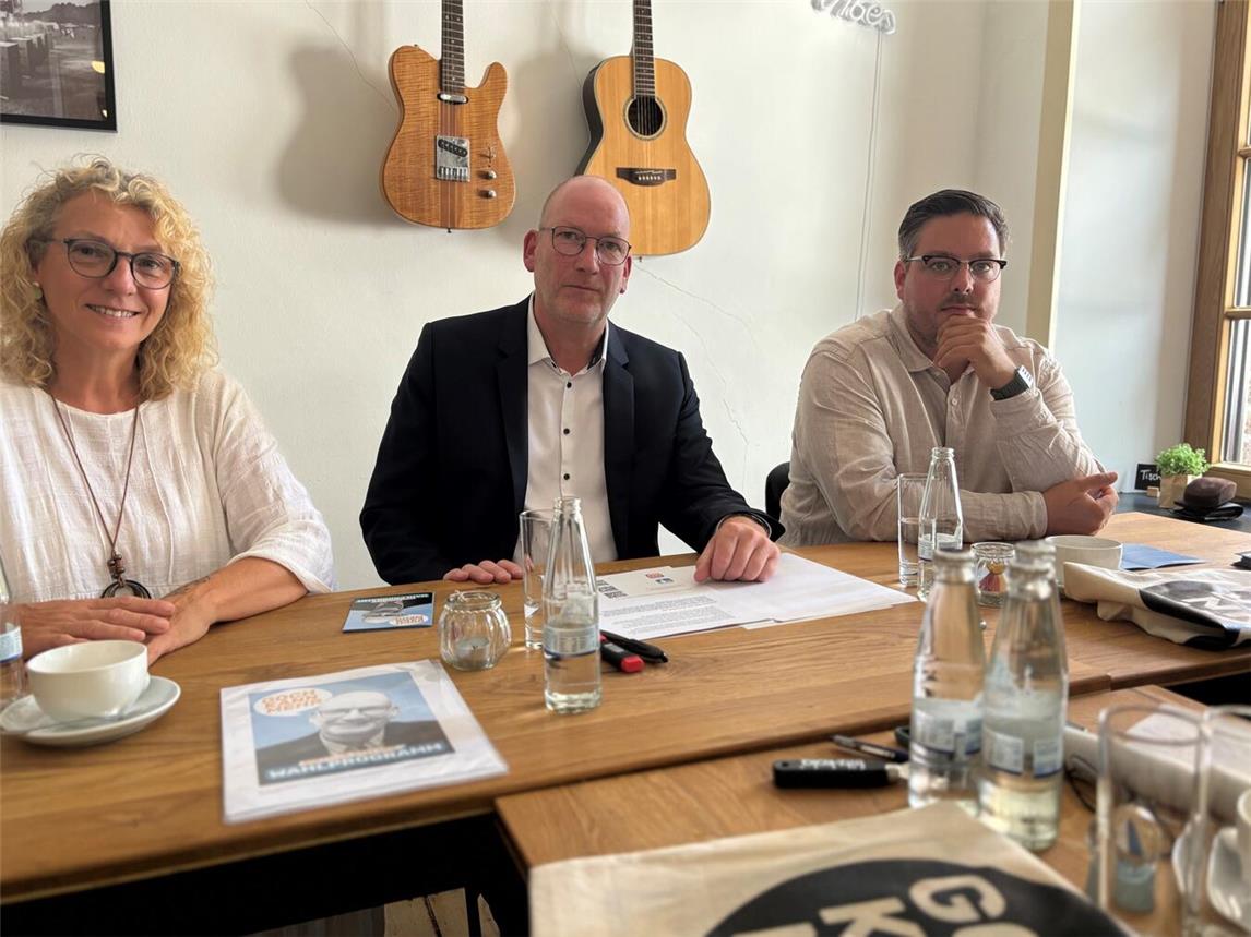 Dietmar Stalder (m.) stellt sein Wahlprogramm vor. Als parteiloser Bürgermeisterkandidat wird er von der SPD in Goch unterstützt, hier mit den beiden Vorsitzenden Frank Thon (r.) und Andrea Steinmeier. NN-Foto: CDS