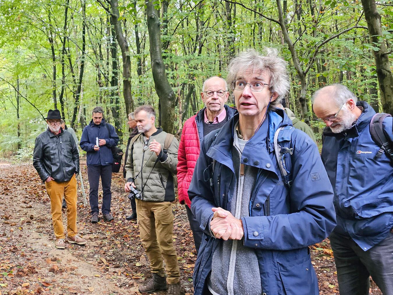 Dietrich Cerff (Nabu) erläuterte beim Spaziergang einiges zum Klever Reichswald. NN-Foto: Thomas Langer