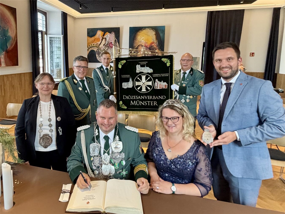 Diözesankönig Michael Raß (li.) freute sich über die Ehrung von Bürgermeister Philipp Richter (re.). Foto: Stadt Rheinberg