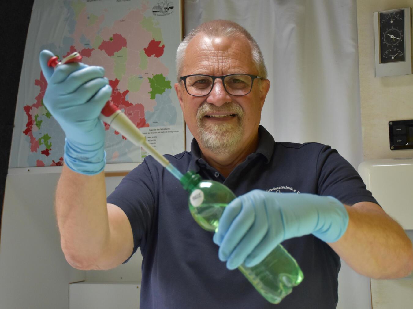 Diplom-Physiker Harald Gülzow analysiert eine Brunnenwasserprobe im Labormobil vom VSR-Gewässerschutzuntersucht eine Brunnenwasserprobe. Foto: Matthias Ahlbrecht