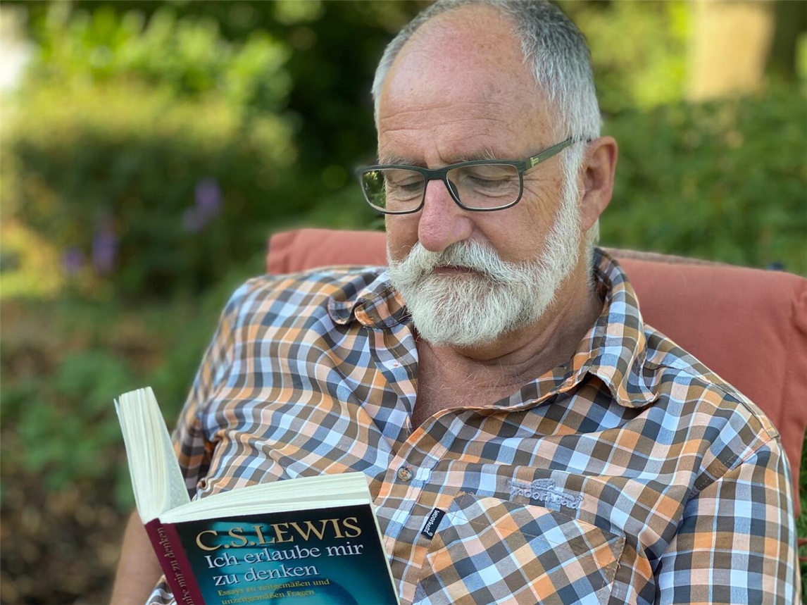 "Diplom-Theologe Gerhard Oerter analysiert C.S. Lewis, theologisches Studium, englische Literatur."