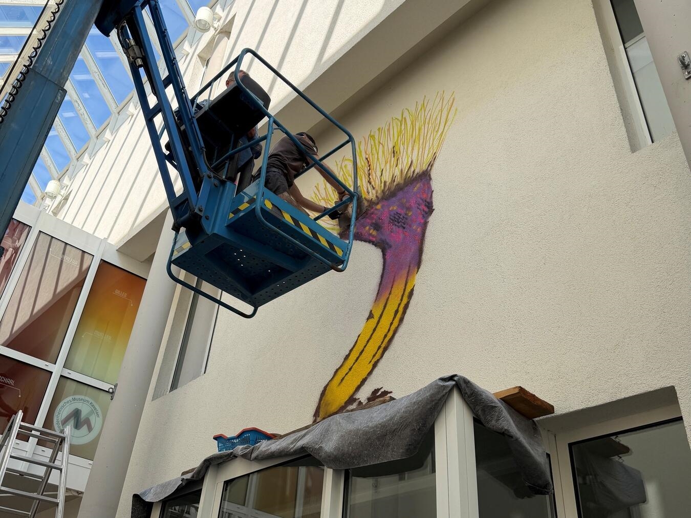 "Niederrhein-Banane Kunstwerk über dem Verwaltungseingang von Thomas Baumgärtel, Regionalsymbol, Foto: NMK"