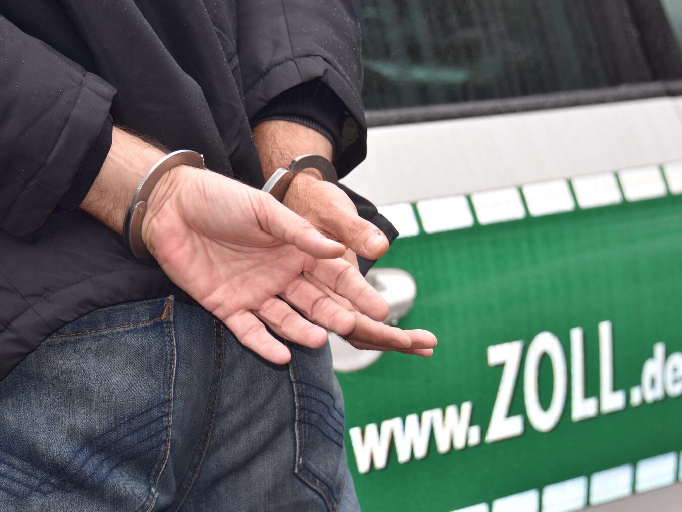 "Zollbeamte nehmen Person wegen Verdachts auf Drogenhandel fest, Hauptzollamt Duisburg, Polizeieinsatz, Archivbild."