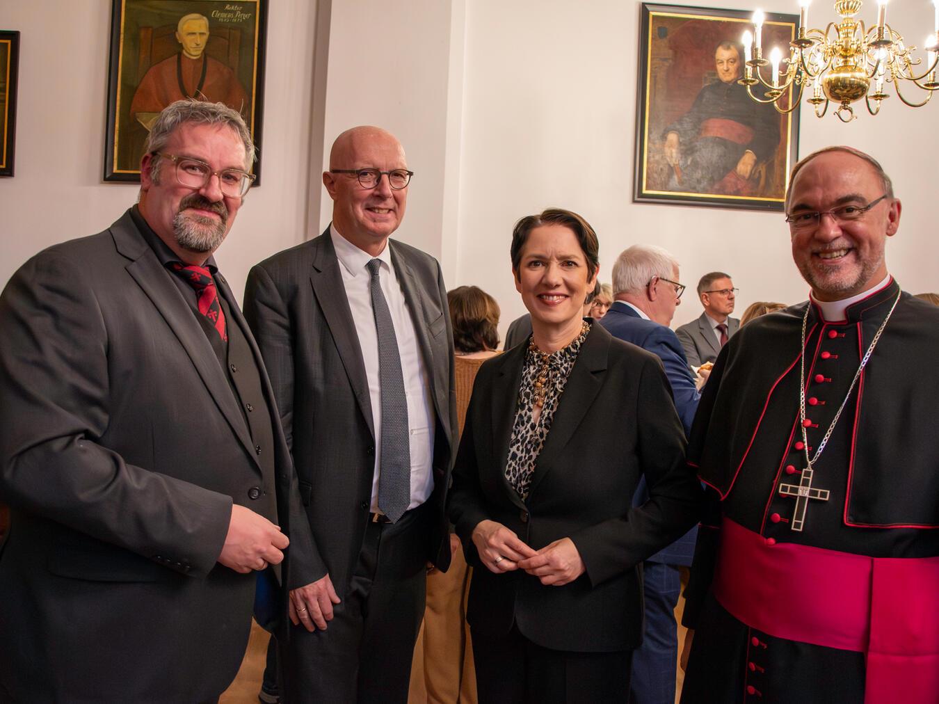 Direktor Dr. Markus Oberdörster, Landrat Christoph Gerwers, Landwirtschaftsministerin Silke Gorißen und Weihbischof Rolf Lohmann, Vorsitzender des Stiftungsrats, (v. l.) nutzten die Feierstunde zum Austausch.