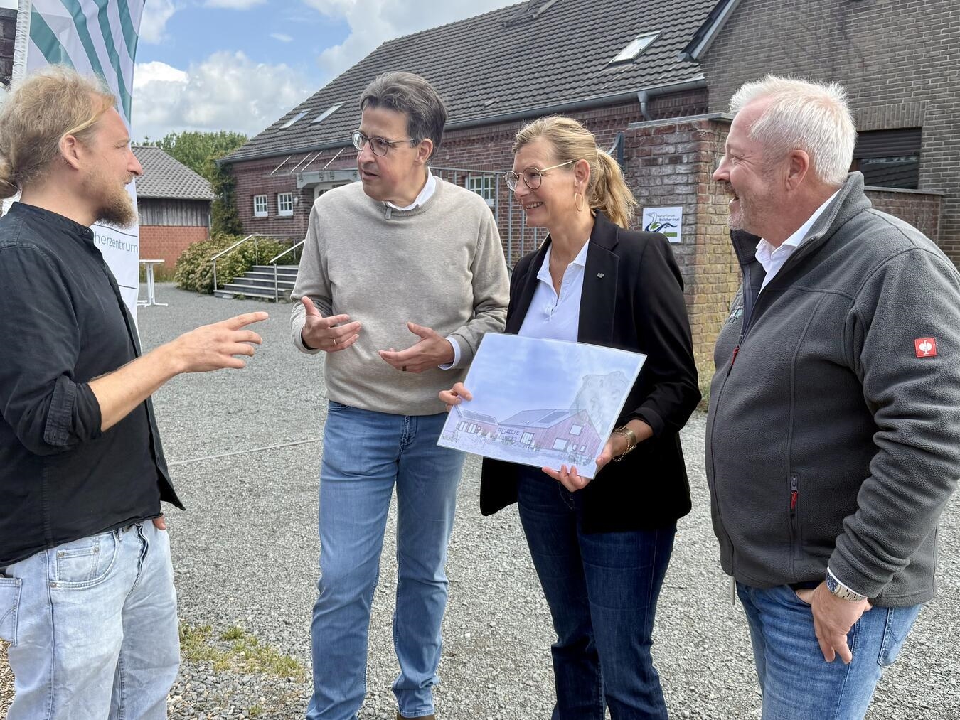 Dirk Bieker, Fachbereichsleiter Ökologische Gemeinwohlleistungen, Landtagsabgeordneter René Schneider, RVR-Beigeordnete Nina Frense und Carsten Uhlrenbrock, Betriebsleiter Ruhr Grün (v.l.), im Austausch. NN-Foto: SP