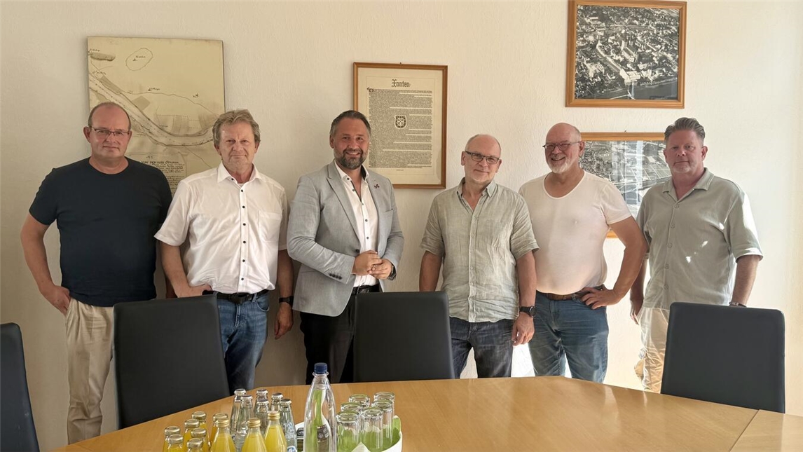 Dirk Görtzen (CDU), Olaf Finke (SPD), Bürgermeister Rafael Zur, Christof Kampen (Grüne), Peter Hilbig (FBI) und Andreas Schucht (FDP; v.l.) sind sich einig: Die Verwaltung sollte sich beim HSK externe Hilfe holen. NN-Foto: SP
