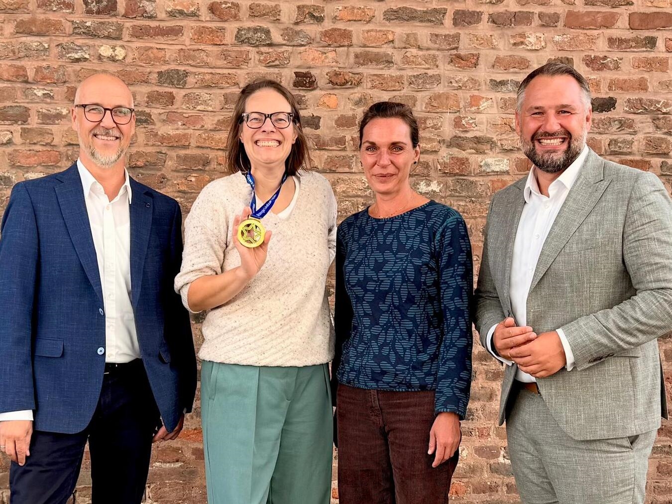 Dirk Krämer (Westenergie), Stefanie Wolff (deinXanten e.V.), Lisa Heider Klimaschutzmanagerin Stadt Xanten) und Bürgermeister Rafael Zur (v.l.). Foto: Stadt Xanten